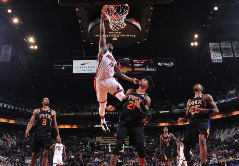 5月4日讯，篮网球员小迈克尔&middot;波特近日在网红N3on的直播中，谈及当下NBA极具争议的造犯规话题，他跳出舆论偏见，公开为亚历山大、东契奇等被诟病&ldquo;造犯规&rdquo;的球星发声，一番言论直击争议核心，也引发了球迷对&ldquo;造犯规&rdquo;行为的再思考&mdash;&mdash;在赢球至上的竞技赛场，利用规则获取优势，究竟该不该被苛责？